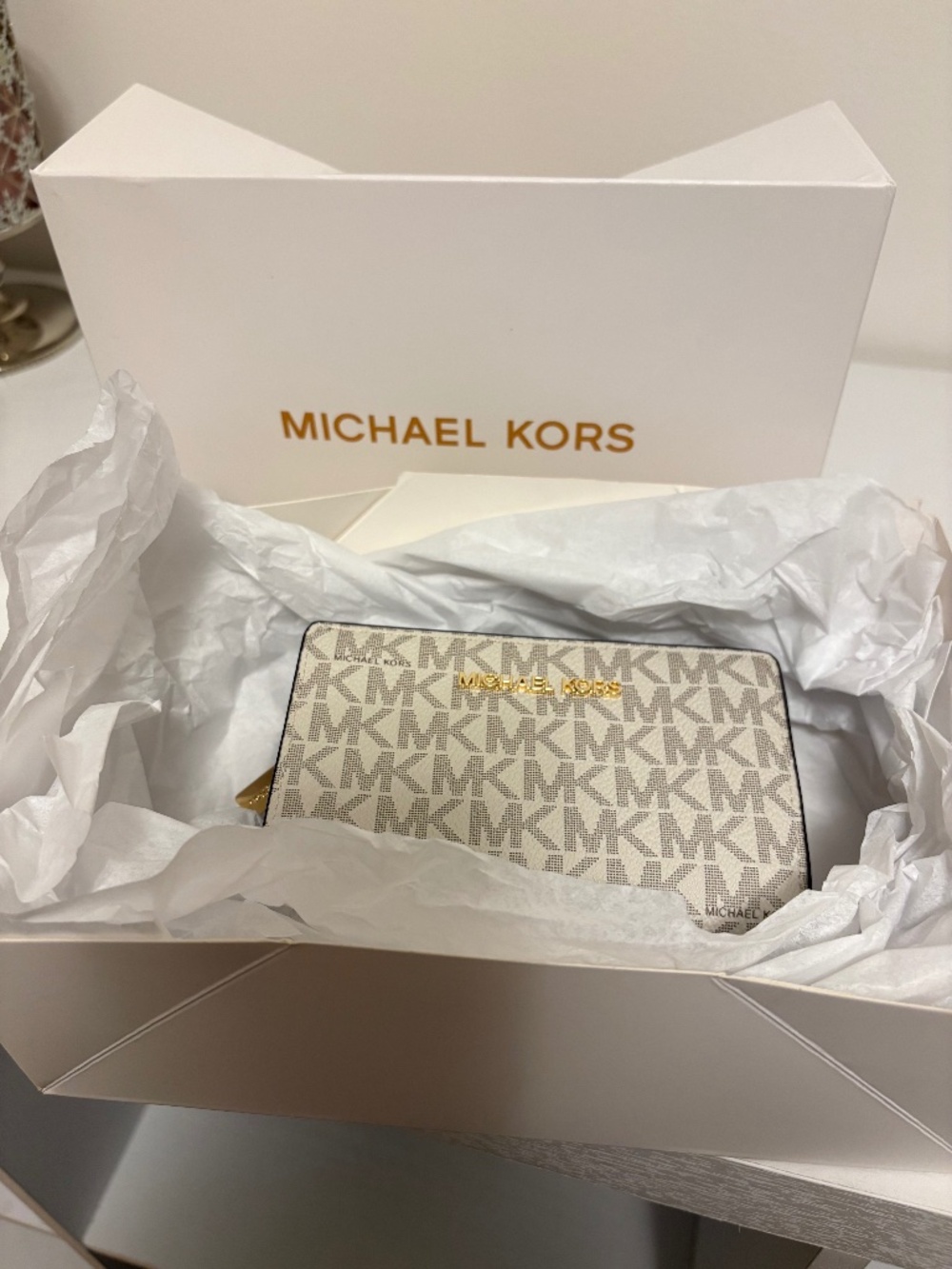 NWT Michael Kors Jet Set Travel Vanilla Medium Bifold Wallet